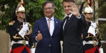 El presidente francés Emmanuel Macron (d) saluda al presidente colombiano Gustavo Petro (i) a su llegada a París, para asistir a la Cumbre del Nuevo Pacto Financiero Global. EFE/EPA/YOAN VALAT