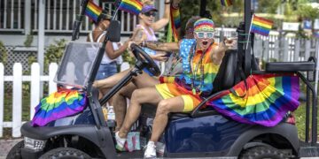 Personas participan en un desfile del Orgullo Gay en la localidad de Dunedin, Florida (EE.UU.), este 23 de junio de 2023. EFE/EPA/Cristóbal Herrera-Ulashkevich