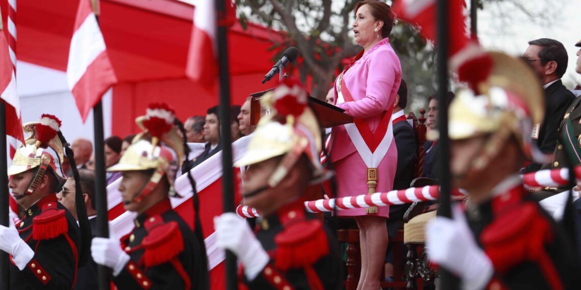 La presidenta de Perú, Dina Boluarte, preside la ceremonia por el 143° Aniversario de la Batalla de Arica y la Renovación del Juramento de Fidelidad a la Bandera, este 7 de junio de 2023 en Lima (Perú). EFE/ Presidencia del Perú