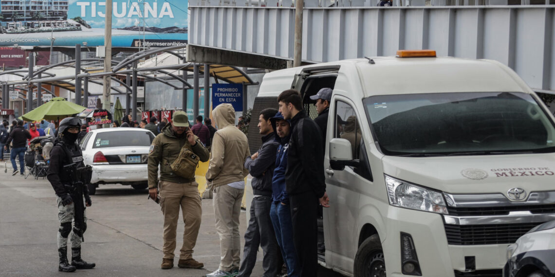 Miembros del Instituto Nacional de Migración (INM) y de la Guardia Nacional trasladan a migrantes hacia campamentos ubicados en Tijuana (México). EFE/Joebeth Terríquez