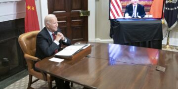 El presidente de los Estados Unidos, Joe Biden, habla con el presidente chino, Xi Jinping, en una fotografía de archivo. EFE/EPA/SARAH SILBIGER/POOL