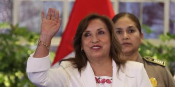 La presidenta del Perú, Dina Boluarte, en una fotografía de archivo. EFE/Paolo Aguilar