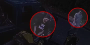 El video de vigilancia muestra a un par de tipos que parecen estar recogiendo cajas y equipos fuera de una tienda en el condado de Cobb, y luego arrojando artículos a su camión. (FOX5)