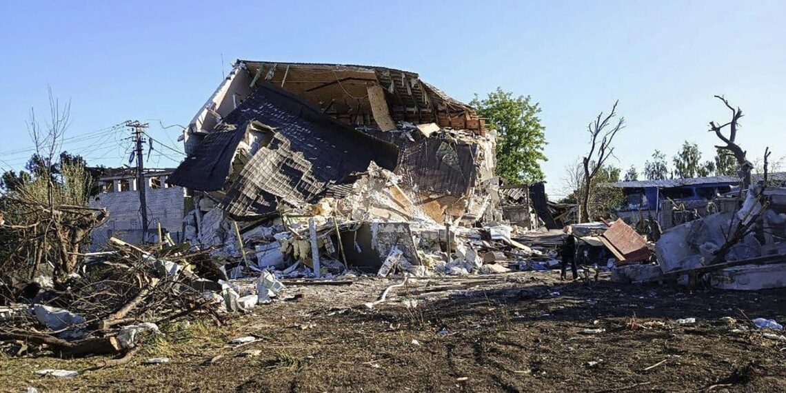 Dnipro (Ukraine), 04/06/2023.- Imagen de una vivenda destruida tras el bombardeo ruso sobe la ciudad ucraniana de Dnipro, que segó la vida de una niña de dos años. EFE/EPA/DNIPROPETROVSK REGIONAL STATE ADMINISTRATION / HANDOUT HANDOUT EDITORIAL USE ONLY/NO SALES