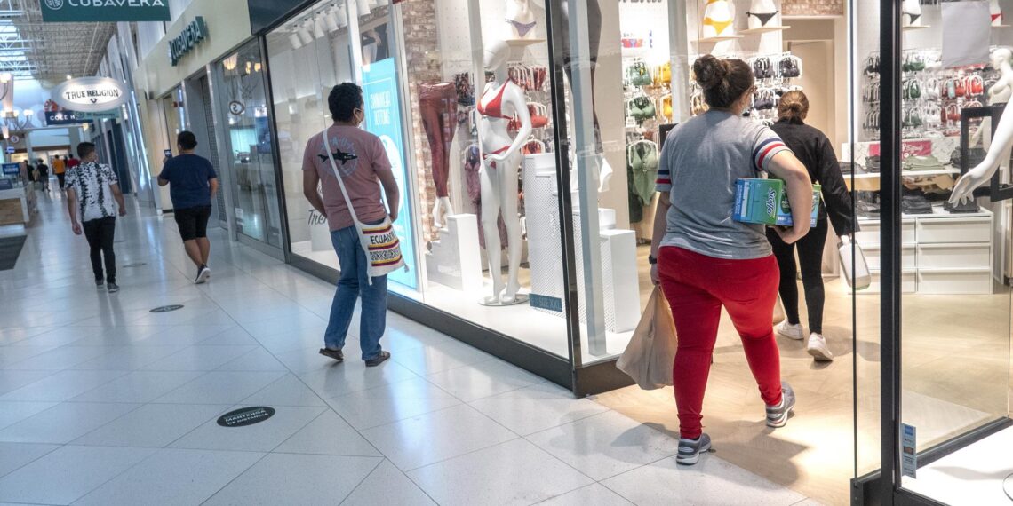 Personas ingresan a tiendas en un centro comercial de Estados Unidos, en una fotografía de archivo. EFE/Cristóbal Herrera-Ulashkevich