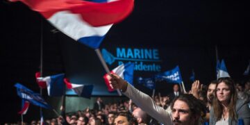 Imagen de archivo de seguidores de la líder del partido de la ultraderecha francesa Frente Nacional (FN), Marine Le Pen. EFE/Paul Durand