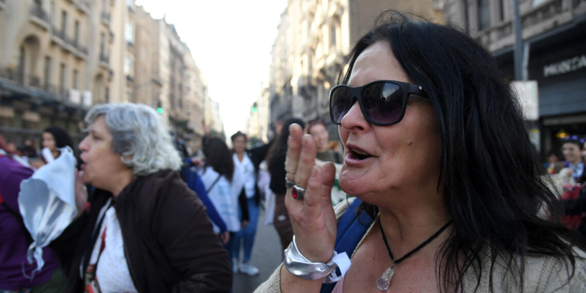 Mujeres participan en una movilización contra la violencia machista, este 3 de junio de 2023, en Buenos Aires (Argentina). EFE/ Enrique García Medina
