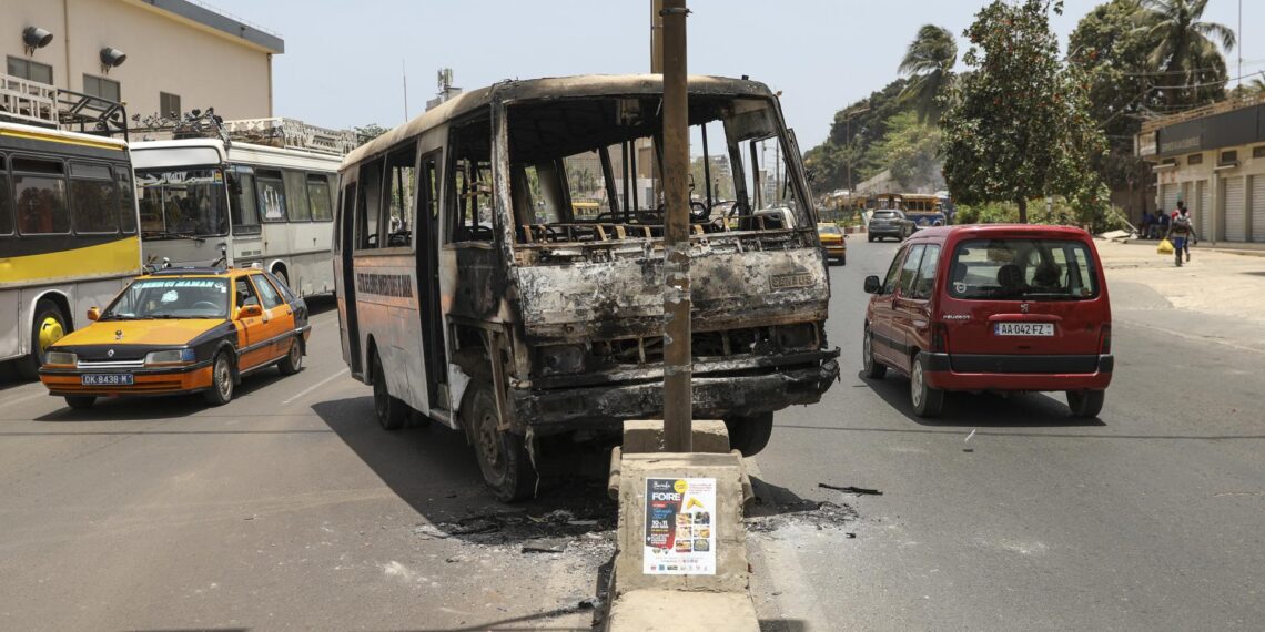 Imagen de un autobús quemado en las protestas en Senegal tras la condena del líder de la oposición. EFE/EPA/JEROME FAVRE