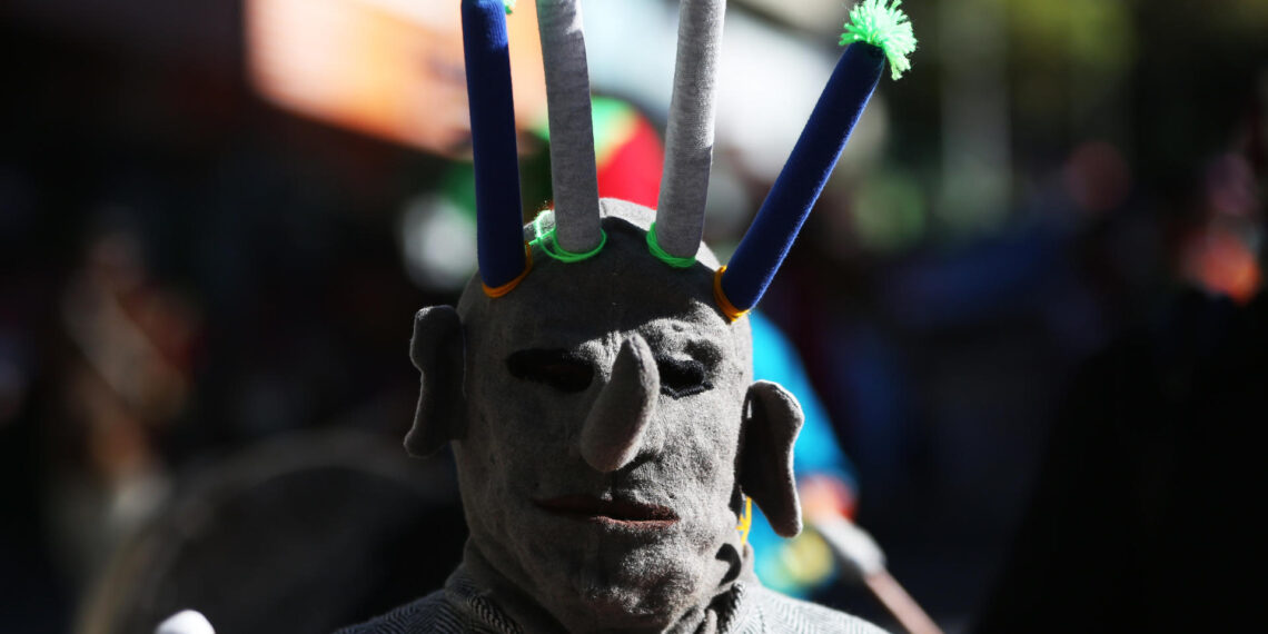 Un hombre con mascara de "Kusillo" o bufón andino baila durante el lanzamiento del mes del año nuevo Andino 5531, hoy, en La Paz (Bolivia). EFE/Luis Gandarillas