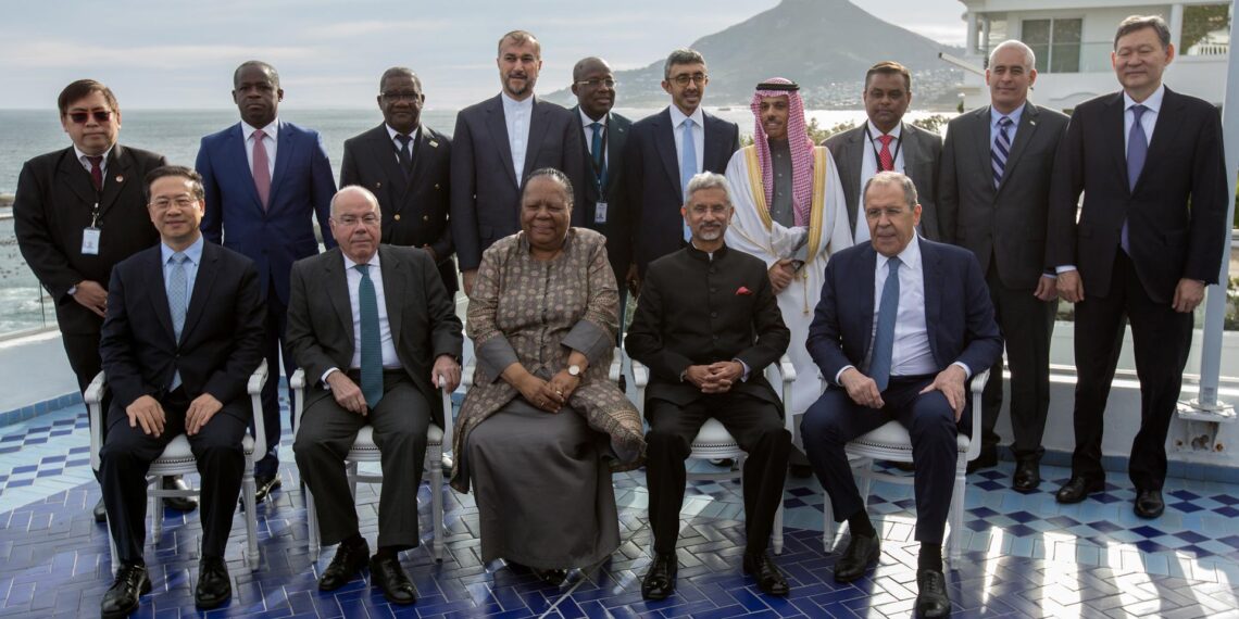 Ministros de Asuntos Exteriores del grupo de economías emergentes BRICS (Brasil, Rusia, India, China y Sudáfrica)y otros países invitados a la reunión de este viernes en Ciudad del Cabo. MEFE/EPA/HALDEN KROG