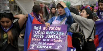 Grupos de mujeres bolivianas participan en una manifestación por el Día Internacional de la Mujer, en La Paz (Bolivia), en una fotografía de archivo. EFE/Stringer
