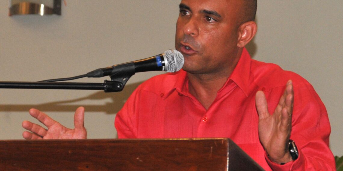 El exprimer ministro haitiano Laurent Lamothe (c), en una fotografía de archivo. EFE/Jean Jacques Augustin
