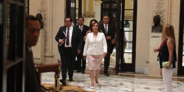 Fotografía de archivo en la que se registró a la presidenta de Perú, Dina Boluarte (c), en Lima (Perú). EFE/Paolo Aguilar