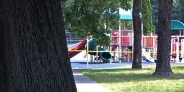 Dos niños sufrieron lesiones por un producto químico para piscinas que se vertió en los toboganes de un parque infantil en Massachusetts, dijeron bomberos. (Crédito: WGGB/WSHM)
