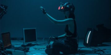 Una mujer con un simulador de realidad virtual. Foto: Pexels/cottonbro studio.