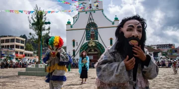 Indígenas mayas tzotziles bailan una danza ancestral en honor al santo patrón San Juan Bautista hoy, en el municipio de San Juan Chamula en Chiapas (México). EFE/ Carlos López