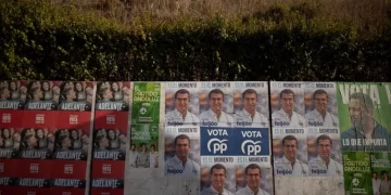 En la imagen aparecen varios carteles electorales en El Gastor, en la región de Andalucía del sur de España, el 17 de julio de 2023 antes de las elecciones generales del 23 de julio. © Jorge Guerrero / AFP