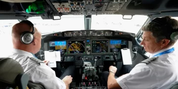 El capitán piloto de American Airlines, Pete Gamble, a la izquierda, y el primer oficial John Konstanzer realizan una verificación previa al vuelo antes de despegar del aeropuerto de Dallas Fort Worth, Texas, el 2 de diciembre de 2020. Crédito: Voz de América