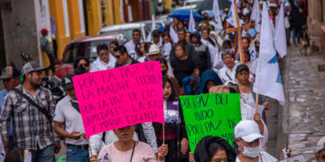 Indígenas mayas tzotziles, choles y tojolabales protestaron y marcharon rumbo a la catedral, hoy en San Cristóbal de Las Casas, en el estado de Chiapas (México). EFE/Carlos López
