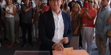Alberto Núñez Feijóo vota, este domingo, en el Colegio Ramiro de Maeztu de Madrid.AFP