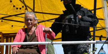 La presidenta de la Asamblea Permanente de Derechos Humanos de Bolivia (Apdhb), la activista española Amparo Carvajal, saluda desde la terraza de esa institución privada, en La Paz (Bolivia). EFE/Stringer