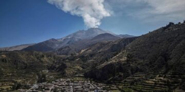 Fotografía de archivo del volcán Ubinas, desde el pueblo de Ubinas, en Moquegua (Perú). EFE/Stringer