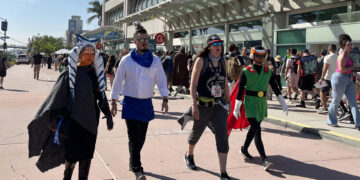 Aficionados disfrazados llegan a la Comic-Con 2023 hoy, en San Diego, California (EE.UU.). EFE/Guillermo Azábal