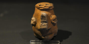 Fotografía que muestra vasijas y piezas talladas en piedra el 13 de julio de 2023 en el Museo Arqueológico de Quito (Ecuador). EFE/José Jácome