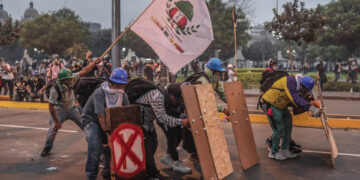 Manifestantes chocan con policías en el centro de Lima (Perú). EFE/ Aldair Mejia