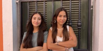 Fotografía cedida por Agente de Cambio-Puerto Rico que muestra a las niñas Amaia Molina y Luna Aponte mientras posan en San Juan (Puerto Rico). EFE/Cortesía Agente de Cambio-Puerto Rico