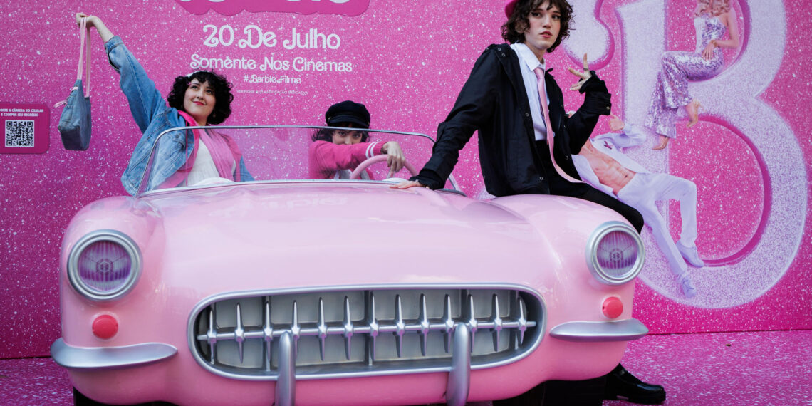 Jóvenes se toman fotografías en un coche promocional de la película Barbie en un centro comercial de São Paulo (Brasil). EFE/ Isaac Fontana