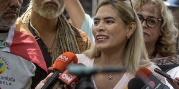 La activista y abogada Richelle Briceño habla hoy con periodistas durante una manifestación en defensa de la comunidad LGBTI, en las inmediaciones del Ministerio Público en Caracas (Venezuela). EFE/Miguel Gutiérrez