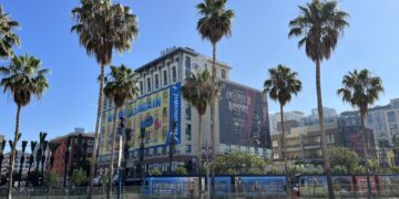 Fotografía del hotel Hilton sede de la Comic-Con 2023 hoy, en San Diego (EE.UU.). EFE/Guillermo Azábal