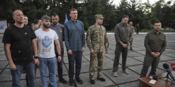 Los comandantes del batallón "Azov", tras su regreso de Turquía, junto al presidente ucraniano, Volodímir Zelenski, en Leópolis, Ucrania, el 8 de julio de 2023. EFE/EPA/MYKOLA TYS