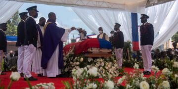 Sacerdotes ofician un acto religioso durante el funeral del presidente haitiano Jovenel Moise, en una fotografía de archivo. EFE/ Jean Marc Herve Abelard
