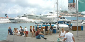 Fotografía de archivo en la que se registró a un grupo de turistas, en el puerto de Nassau, tras la llegada de varios cruceros. EFE/Gromyko Wilson