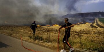 Bomberos y voluntarios luchan contra el fuego en Velestino, Grecia. EFE/EPA/Ikonomou Vassilis