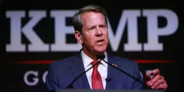 Gobernador Brian Kemp habla durante su fiesta electoral nocturna primaria en el Salón de la Fama del Fútbol Americano Universitario Chick-fil-A el 24 de mayo de 2022 en Atlanta. (Foto de Joe Raedle/Getty Images)