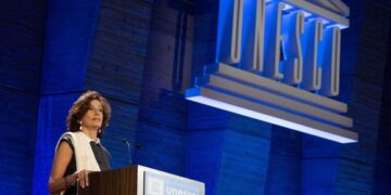 La directora general de la UNESCO, Audrey Azoulay, pronuncia un discurso para anunciar la solicitud de Estados Unidos de regresar a la institución, en la sede de la UNESCO en París. (Foto de ALAIN JOCARD / AFP)