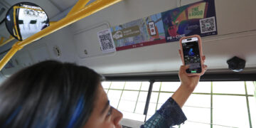 Una persona observa hoy en su celular un cortometraje gracias a la aplicación Cine a bordo, en el transporte público de Ciudad de México (México). EFE/Mario Guzmán