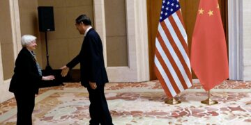 La secretaria norteamericana del Tesoro, Janet Yellen, saluda al viceprimer ministro chino He Lifeng durante su visita a Pekín. EFE/EPA/PEDRO PARDO / POOL