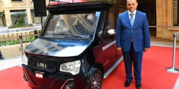 El ingeniero libanés Hisham Houssami posa en Beirut junto a su prototipo del "Lira", un nuevo coche híbrido que funciona con una mezcla de electricidad y energía solar. EFE/EPA/Wael Hamzeh