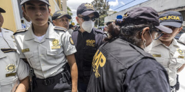 Trabajadores de la Fiscalía de Guatemala allanan la sede del partido Movimiento Semilla, hoy en Ciudad de Guatemala (Guatemala). EFE/Esteban Biba