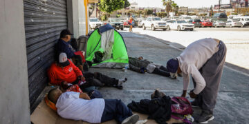 Presuntos consumidores de droga permanecen en una calle el 26 de julio de 2023, en Tijuana (México).  EFE/ Joebeth Terriquez