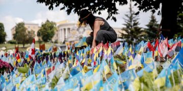 Familiar de una víctima rinde homenaje a los fallecidos en la explosión hace un año que causó la muerte de medio centenar de combatientes ucranianos en Olenivka (Rusia, Ucrania, Kiev) EFE/EPA/OLEG PETRASYUK