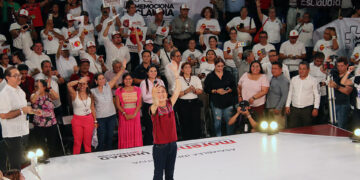 La ex jefa de gobierno de la Ciudad de México, Claudia Sheinbaum saluda a sus simpatizantes durante un acto de campaña hoy, en la ciudad de Tapachula en Chiapas (México). EFE/Juan Manuel Blanco