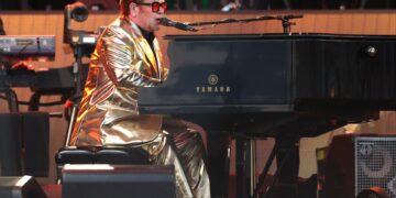 Foto de archivo del pasado junio del cantante Elton John, que ha terminado su gira de despedida en Estocolmo, cuando tocó dentro de la misma gira en el Festival de Glastonbury. EFE/EPA/ADAM VAUGHAN