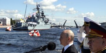 El presidente de Rusia, Vladímir Putin, pasando revista a acorazados en el Día de la Armada. EFE/EPA/ALEXANDER KAZAKOV / SPUTNIK / KREMLIN POOL / POOL -- MANDATORY CREDIT--