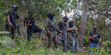 Fotografía de archivo fechada el 5 de noviembre de 2021 de integrantes del grupo armado de autodefensa "El Machete" durante recorridos de vigilancia en el municipio de Pantelho, Chiapas (México). EFE/Carlos López