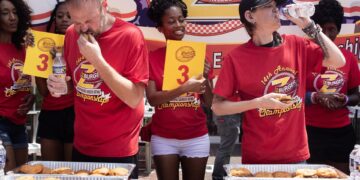 Los competidores Dan Kennedy (i) y Molly Schuyler (d) participan, este  3 de julio de 2023, en la edición 14 del concurso anual de comer hamburguesas, en Washington por el Día de la Independencia de Estados Unidos. EFE/Michael Reynolds